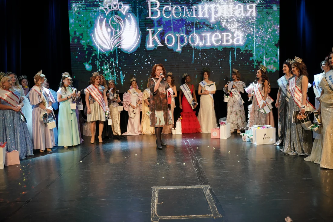 Всемирная королева — участницы проекта на сцене