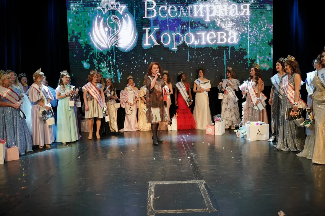 Участницы проекта Global Queen — «Всемирная Королева» на сцене