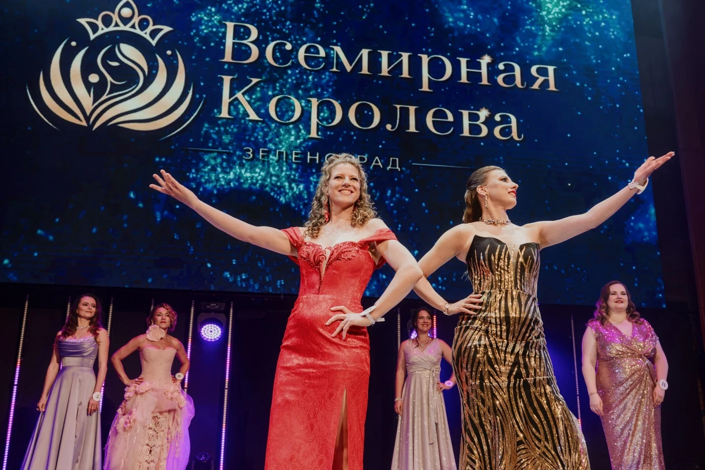 Участницы финала «Всемирной Королевы Зеленоград 2026» на сцене. Фото: Никита Рябиков